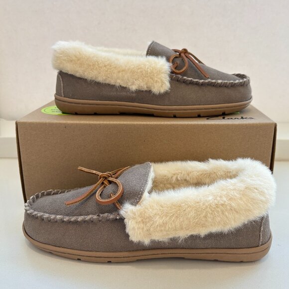 Clarks Cozy Moccasin Slippers Suede Faux Fur Indoor Outdoor Brown Size 7 NEW - Picture 1 of 7